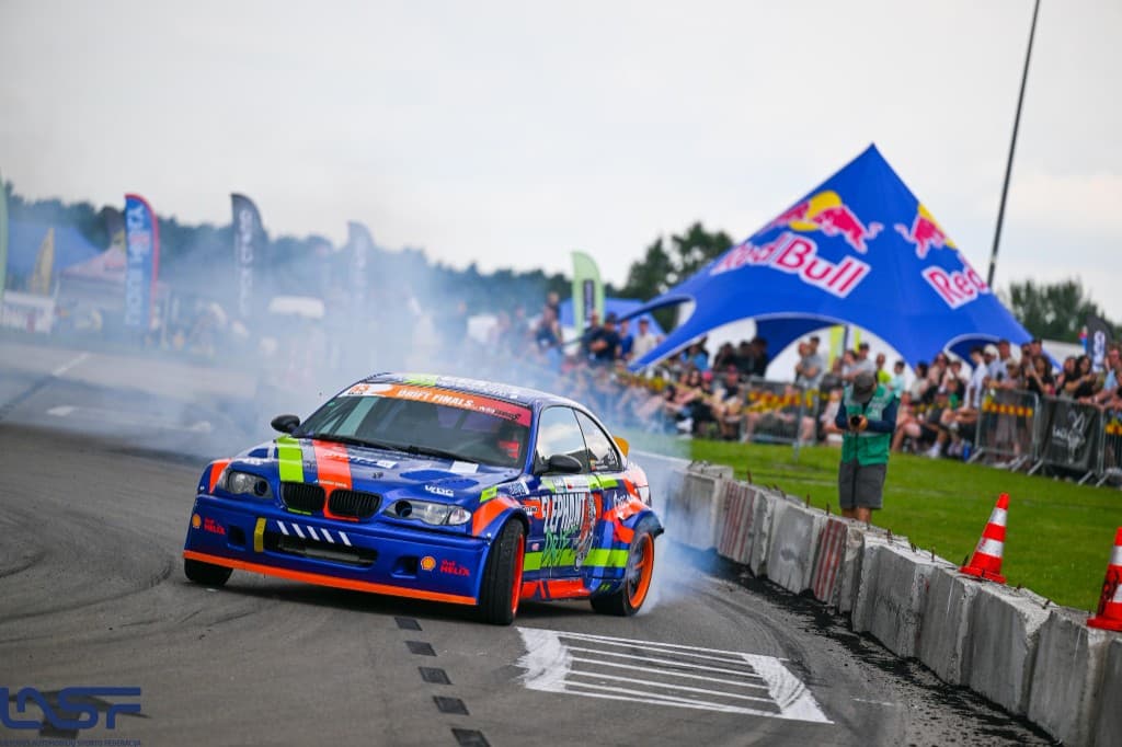 Drifto automobilis trasoje su dūmais, GRIPGP akimirka